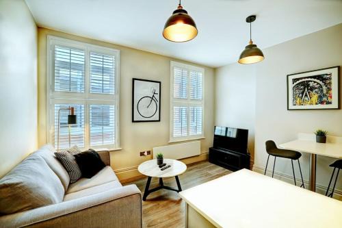 Trafford Apartment | Apt 4, 10 Kingsway in a stylish Georgian Building
