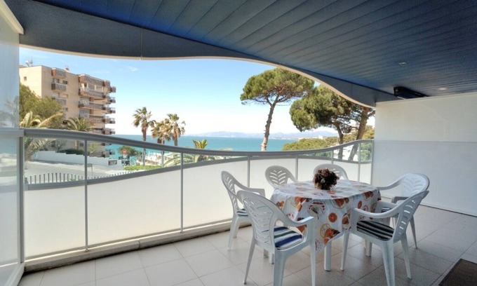 Salou City Centre Apartment | Apt 50 m. beach, sea views, air-conditioned, swimming pool, wifi, parking,