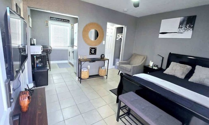 Baytown Apartment | Apt#6 Quiet comfortable place near chemical plants