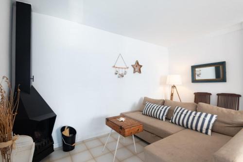 El Roc de Sant Gaieta Apartment | Apt with swimming pool and parking, 3 minutes from the beach