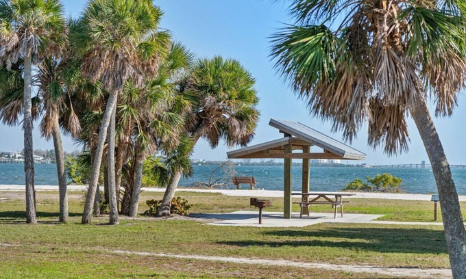Pinehurst House | Aqua Bliss near Englewood Beach