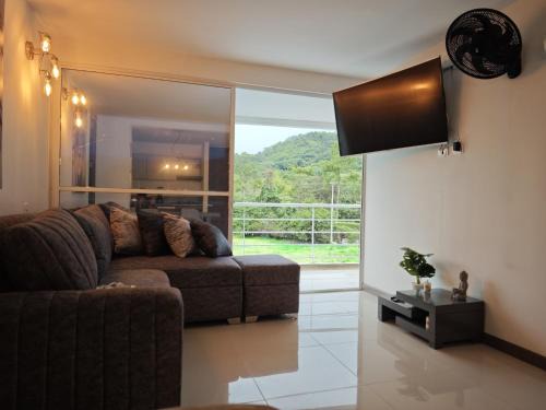 Villeta Apartment | AquaLuxe Apto, Aire-Acondicionado, balcon, cocina - hasta 7 Personas