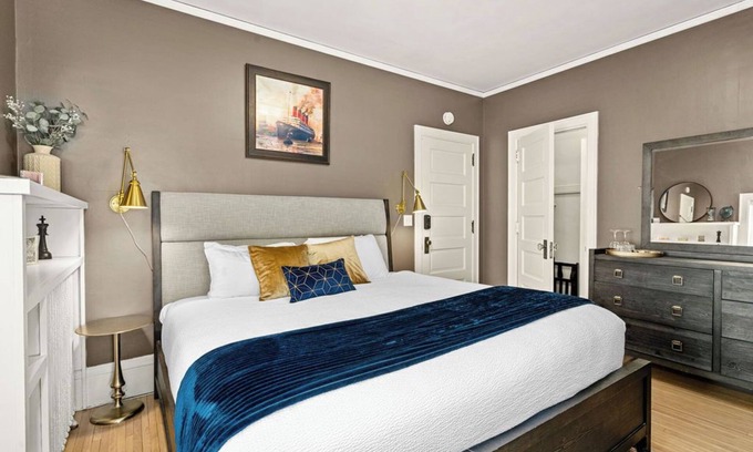 Endion House | Aquitainia Suite w/Jacuzzi & Fireplace