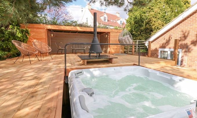Durham House | ARBOUR HOUSE FARM BUNGALOW, pet friendly, with hot tub in Durham