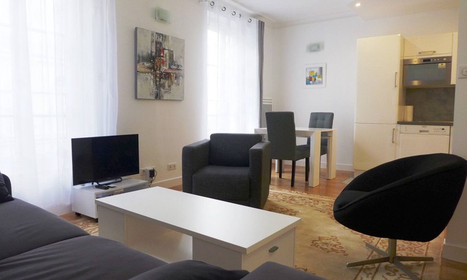 Ternes Apartment | “Arc de Triomphe” is just next door- Bright apt with elevator – 4 guests