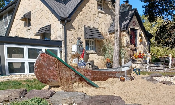 Rockford House | ARCADE, Movie room ,& more! Sleeps15, on the bike path!