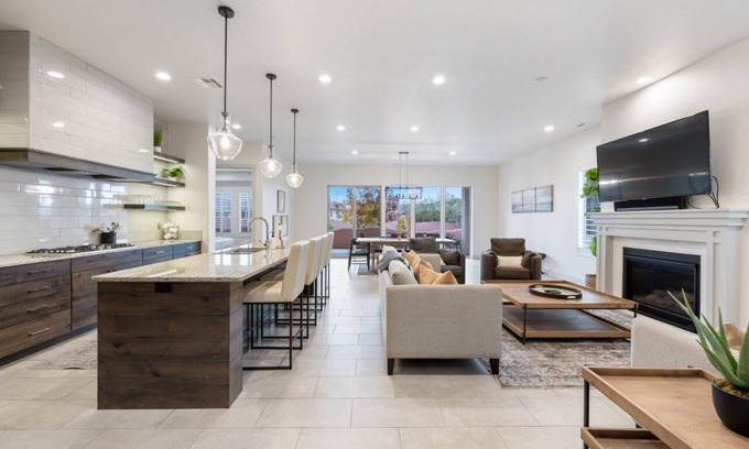 Santa Clara House | Arcadia 25 | Across From Resort Pool * 3 Master Suites * Balcony Views * Luxury