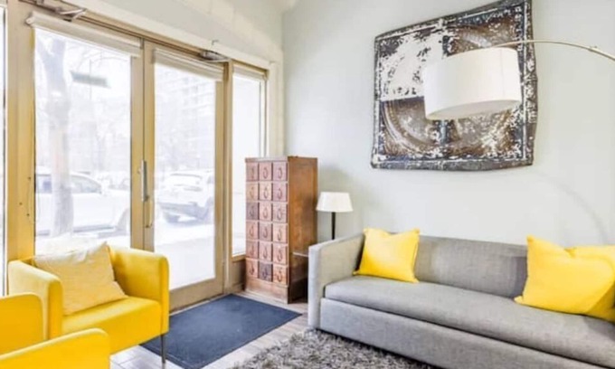 Old Town Triangle House | Archways at the Lincoln Park Zoo 2bed/2ba