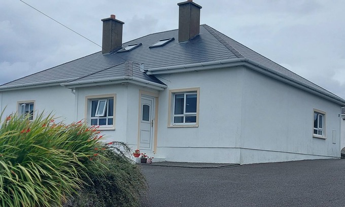 Bunbeg House | ARD AN PHÍOBAIRE, pet friendly in Derrybeg, County Donegal