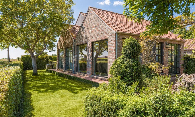 Wijtschate House | Are you looking for a special vacation home with lots of comfort, then this beautiful country house
