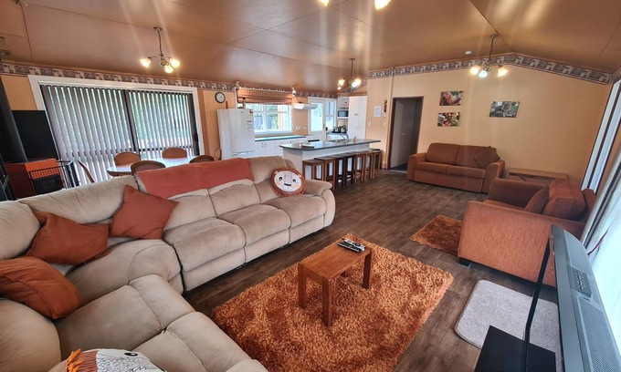Pukehangi House | Arias COTTAGE (+ CABIN if avail) large family groups up to 24, Hot Spa pool