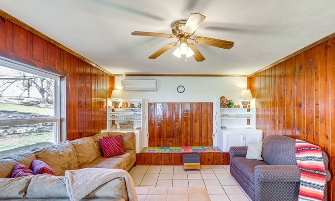 Henderson Cabin | Arkansas Cabin w/Deck < 1 Mi to Norfork Lake