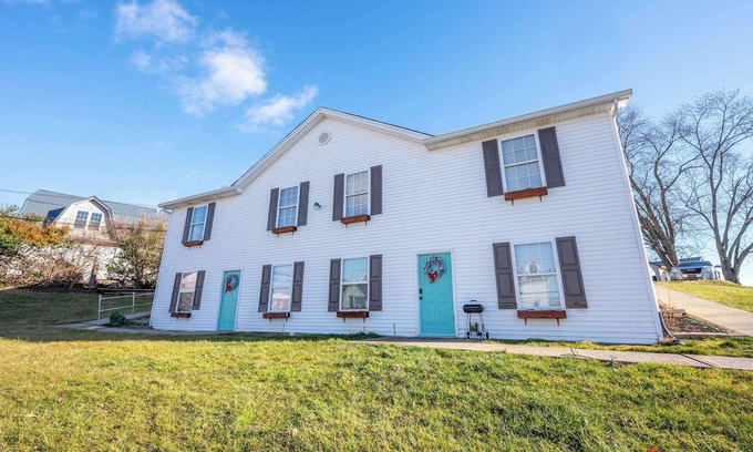 Williamstown House | Arkstone Retreat Suites, 3 in 1!