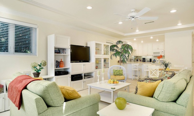 Beach Barber Tract Apartment | Around 5-8 min. walk to Beach/1 block to pool/1 Car Garage/Air Conditioning