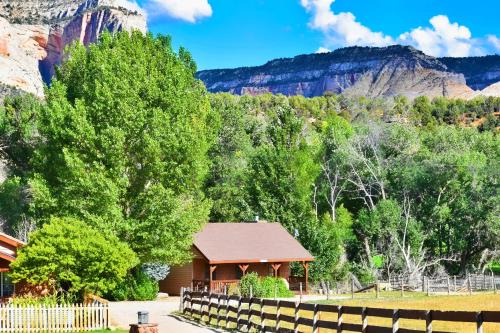 Zion National Park East Entrance House | Arrowhead Country Cabins