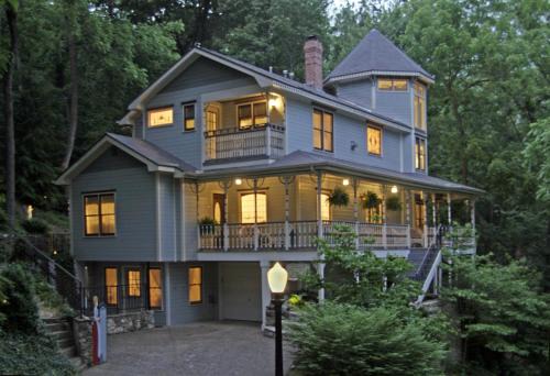 Eureka Springs Historic District Bed & Breakfast | Arsenic and Old Lace Bed & Breakfast Inn
