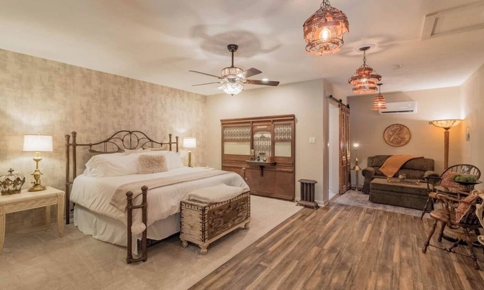 Comfort House | Art Deco Escape: The Bank Vault Casita