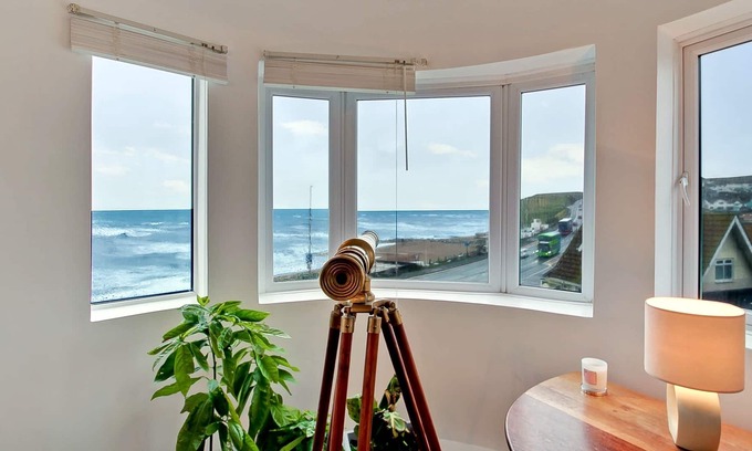Saltdean Apartment | Art Deco Flat With Uninterrupted Sea Views for 4 guests - 2 beds