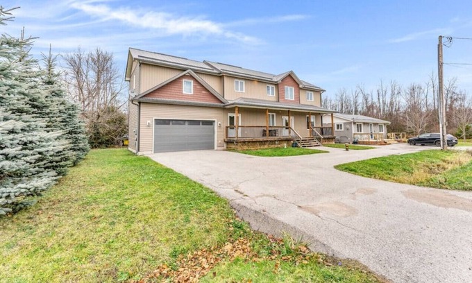 Innisfil House | Art Deco Home near Lake Simcoe w/ Patio + Fire pit