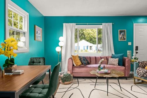 Peoria Heights House | Art Deco Oasis A Stylish Retreat
