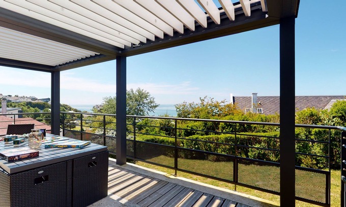 Donville-les-Bains Villa | Art Deco villa facing the sea with fireplace, SPA, Billiards and Table football!
