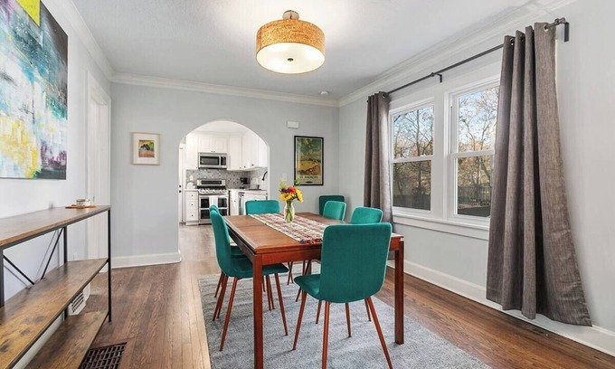 Ward Parkway House | Art Filled 3bd Cozy Waldo Home
