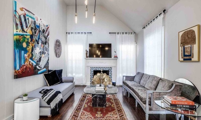Oak Lawn House | Art House | Yard | Edge of Highland Park