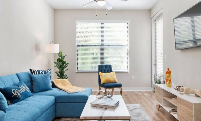 Carver City - Lincoln Gardens Apartment | Art-inspired 1Bd apartment with pool 5min Airport