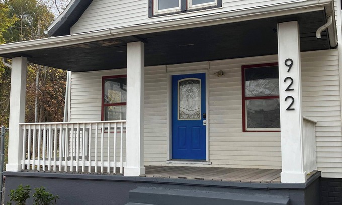 Cedar Rapids House | Art Pennington 4-bedroom house with WiFi in Cedar Rapids NewBo/Czech Village