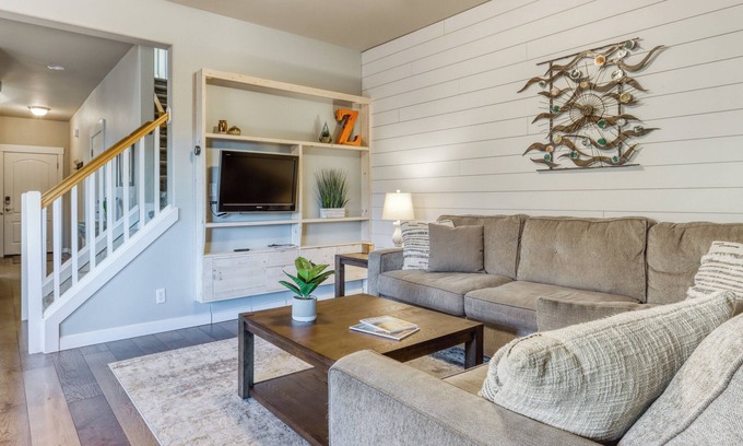 Larkspur House | Artful Adventure! 4BD Cozy Family Retreat for 10!