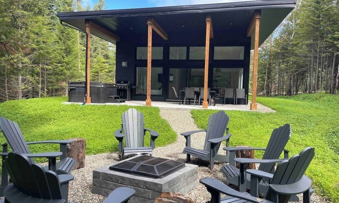Baie-St-Paul Cottage | Artik 10 | The Perfect Wooded Gem and Spa