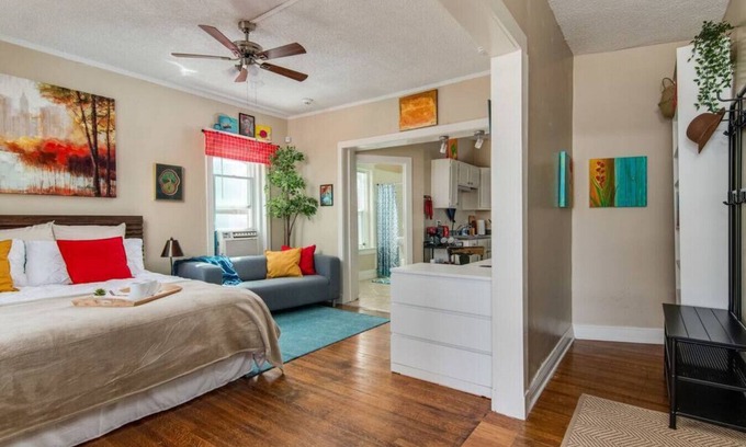 Kansas City Apartment | ★Artist Abode★King Bed★Fast WiFi★0.7mi↣KU Med★