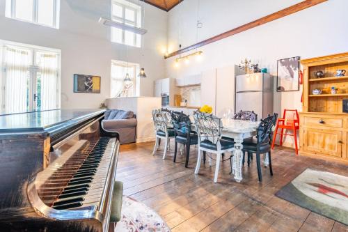 Briston House | Artist and musicians chapel project