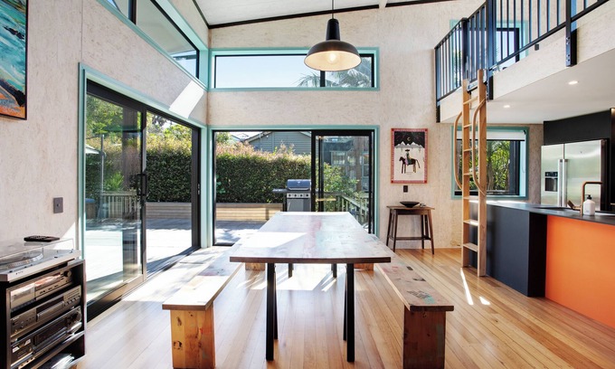 Torbay Apartment | Artist's Colourful Casa with Spa Pool