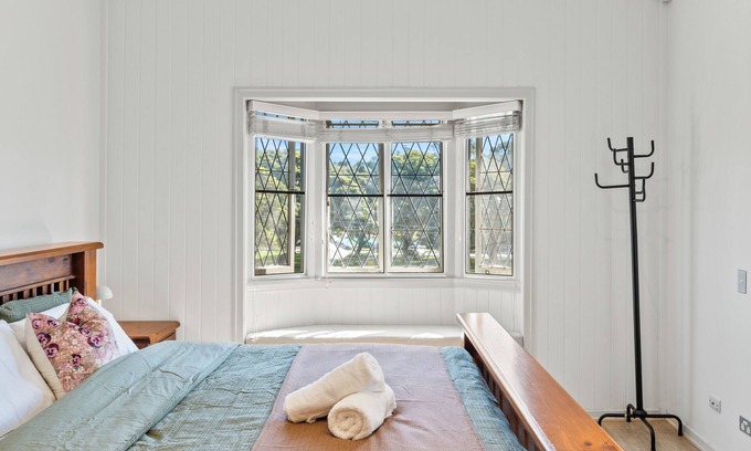 Norman Park House | Artistic Queenslander with Park Views - near City!