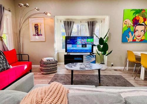 Southeastern Sacramento House | Artists Bungalow ARCADE King Beds near the beat