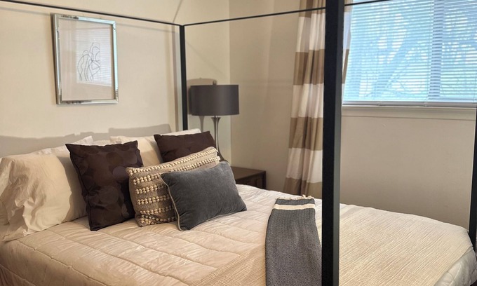 Southfield House | Artsy Cozy & Central! Near Berkeley, Royal Oak, DTWN Detroit, Zoo & Dream cruise