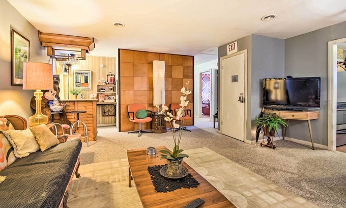 Independence House | Artsy Getaway ~ 8 Miles to Downtown Kansas City!