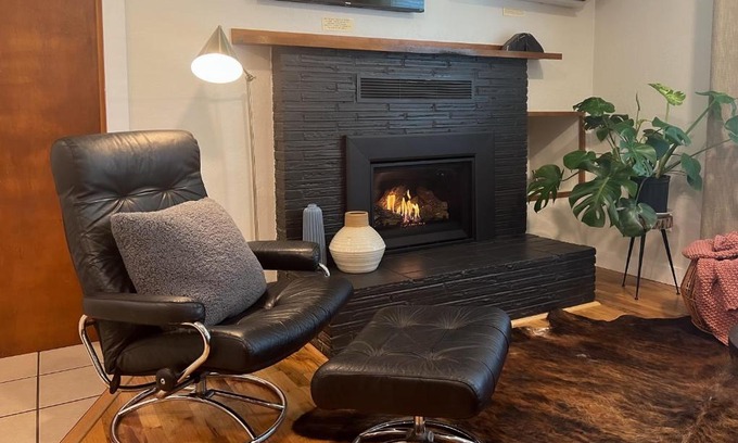 Phoenix House | Artsy Mcm Guesthouse W Spa Soaking Tub