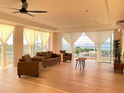 Tanjung Aru House | ARU SUITE Spacious Sea & Sunset View Home 10pax with Private Parking