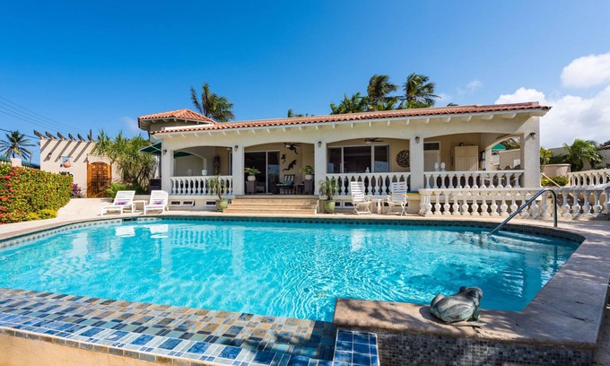 Boegoeroei Villa | Aruban villa in Nord, great view, cozy, safe, short drive to many beaches