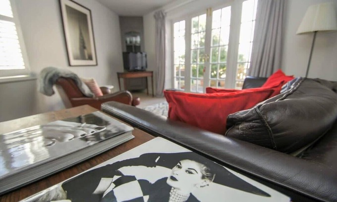 Kemptown House | Arundel Mews | Parking | by Brighton Holiday Lets