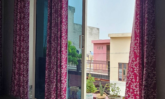Mathura Bed & Breakfast | Arya Sadan Homestay