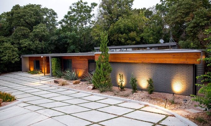 Mountainview House | As seen on Fixer Upper - Stay in The Fabulous Waco Mid Century Modern Home!