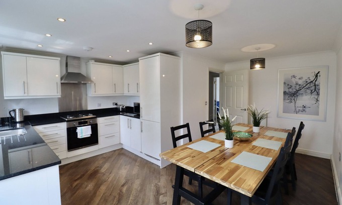 Ascot Ski Chalet | Ascot Four Bedroom House With Garden