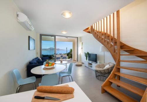 Plaka Apartment | Ashlin seaside Luxury Apartment