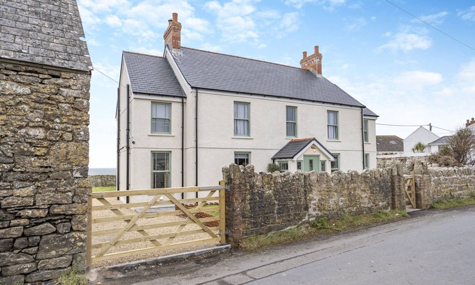 Rhossili House | Ashtree Hall - Four Bedroom House, Sleeps 8