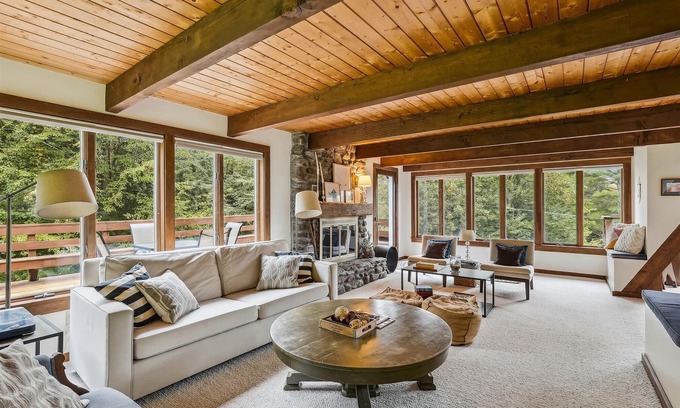 Moscow House | Ashwood Chalet: 3 br, pool table, fireplace, deck & balcony, in Stowe Hollow
