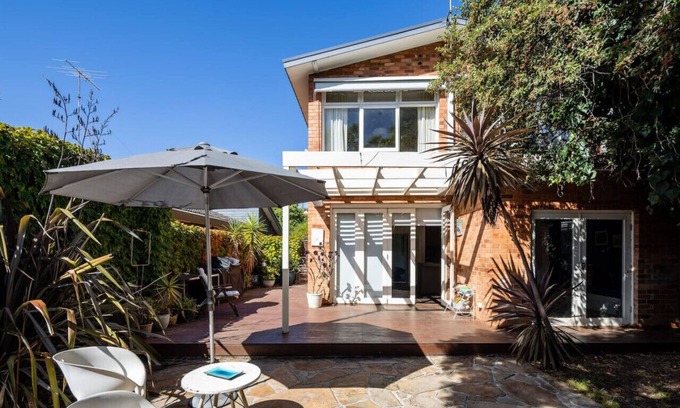 Brighton House | Asling · Superb Location - 1 min walk to shops & train