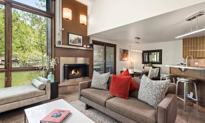 Aspen Condo | Aspen CO | Aspen Mountain Ski In, Ski Out Condos | 3 Bedroom 9905